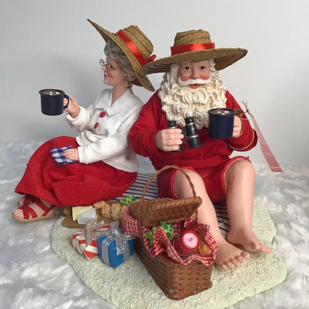 Clothtique Possible Dreams 'Life is a Picnic' 2023 Santa Figure 6012189 - NEW - Picture 3 of 11